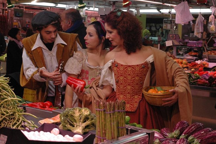 Los personajes de 'Las rameras de Shakespeare' visitan el mercado de Russafa