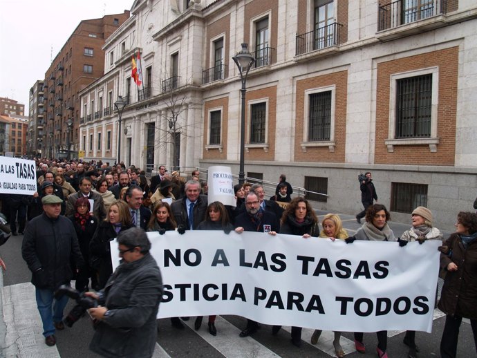 Manifestación celebrada en Valladolid contra las tasas.    