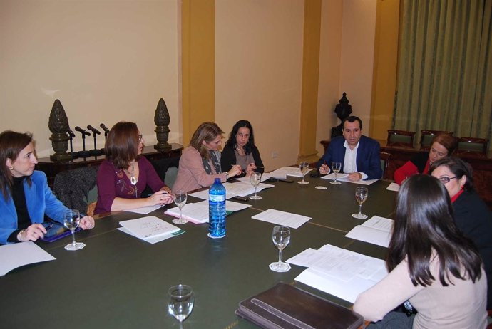 El delegado del Gobierno andaluz en una reunión