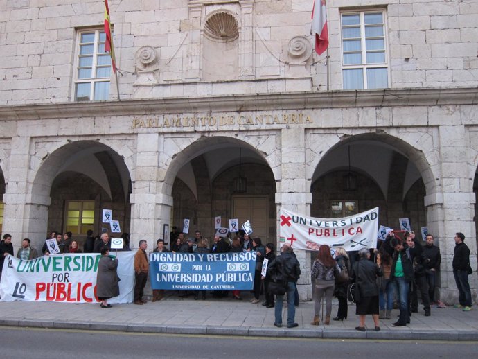 Protesta Trabajadores UC. Archivo