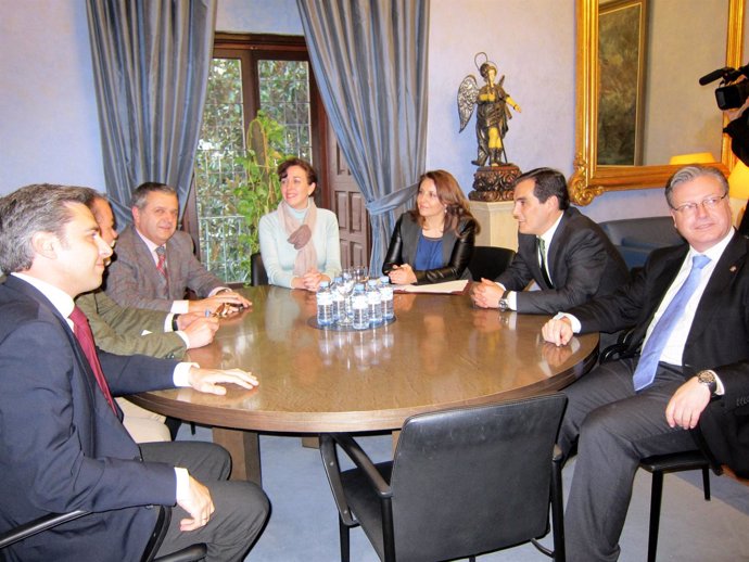 Reunión entre Carmen Crespo y Ceballos, con la presencia, entre otros, de Nieto