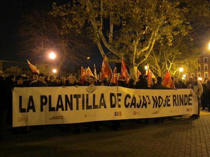 Concentración de los trabajadores de Caja3 durante la reunión con Rudi
