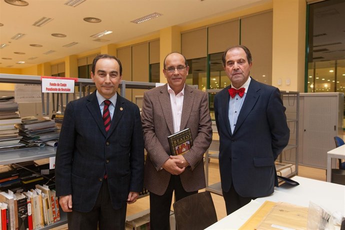 Serna asiste a la presentación del libro de Magro