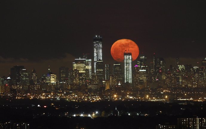 La ciudad de Nueva York por la noche, con la luna al fondo