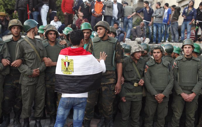 Un ciudadano egipcio contrario a Mursi delante del Ejército