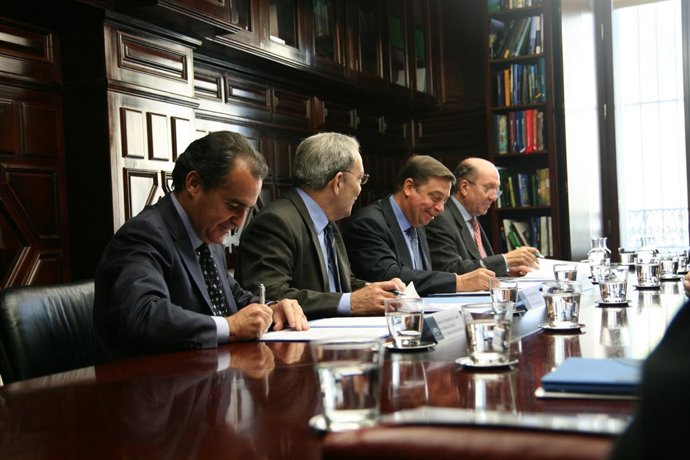 Acto de la firma del convenio entre la Junta de Andalucía y Fundación La Caixa