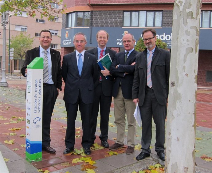 Los presentadores de la Jornada junto a un punto de recarga