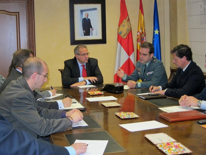 El subdelegado del Gobierno reunido con responsables de seguridad de bancos.