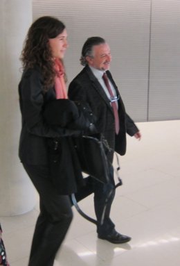 E.Escuer, a su salida de la Ciutat de la Justicia