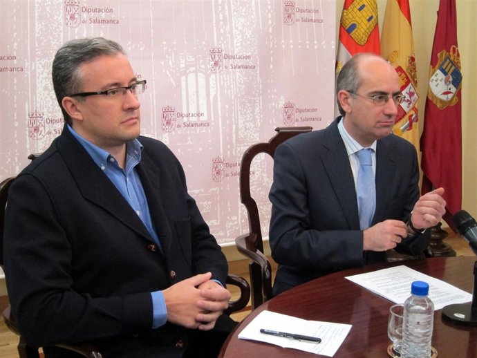 Julián Ramos (izq.)  junto al presidente de la Diputación de Salamanca
