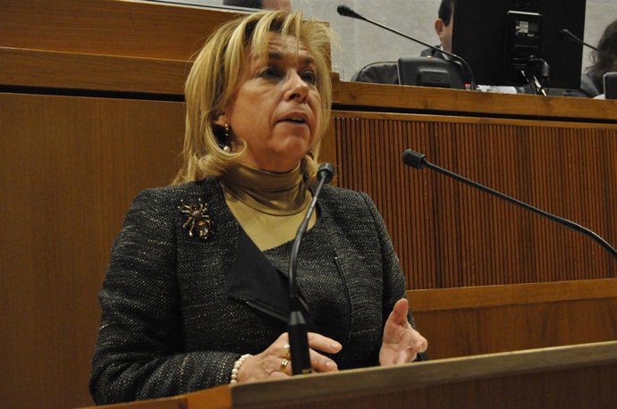 La consejera Dolores Serrat en el pleno de las Cortes
