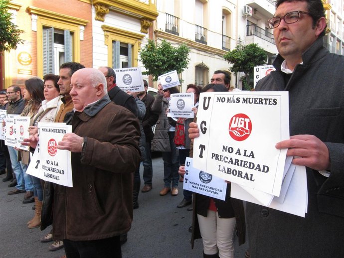 Miembros de UGT se concentran ante la sede de UGT. 