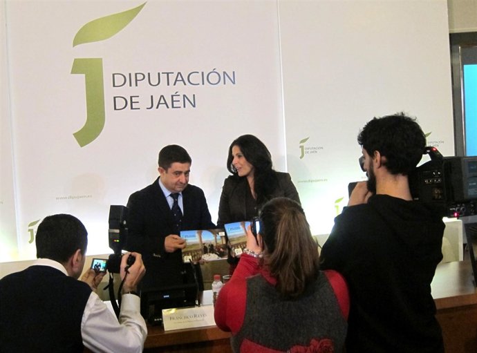 Reyes y Férriz muestran la guía específica de 'Jaén, paraíso de encuentros'.
