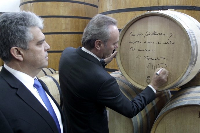 Alberto Fabra en su visita a unas bodegas de Xaló