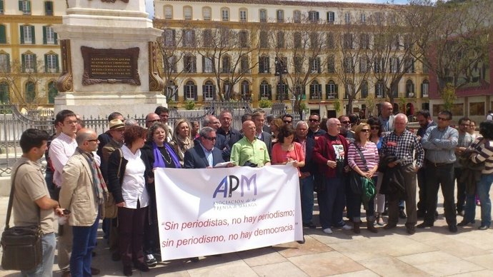 Periodistas Concentrados En La Plaza De La Merced