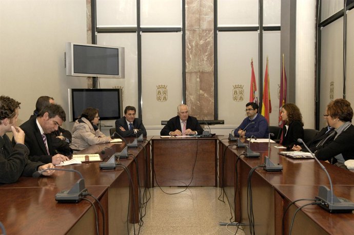 El delegado de la Junta en León durante la reunión con el sector agroalimentario