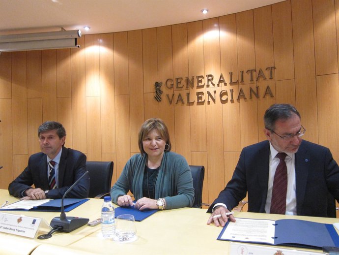 Bonig durante la entrega de viviendas a familias de Castellón