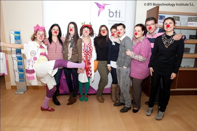 Imagen de Doctores sonrisa y personal de BTI y Fundación Theodora