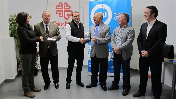 Cespa entrega sendos cheques a Caritas y Jesús Abandonado