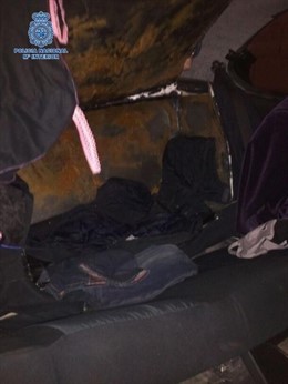 Doble fondo bajo el asiento de un coche donde viajaba un marroquí