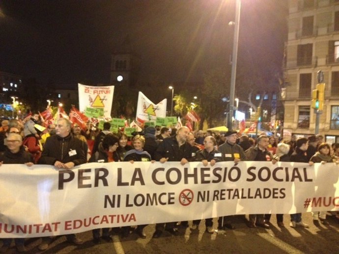 Manifestación convocada por padres, sindicatos y profesores contra la Lomce