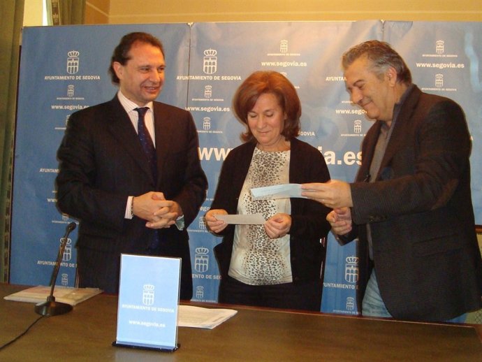 Entrega de los 5.000 euros a la responsable de la ONG.
