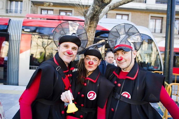 El grupo tan-tan ante el tranvía
