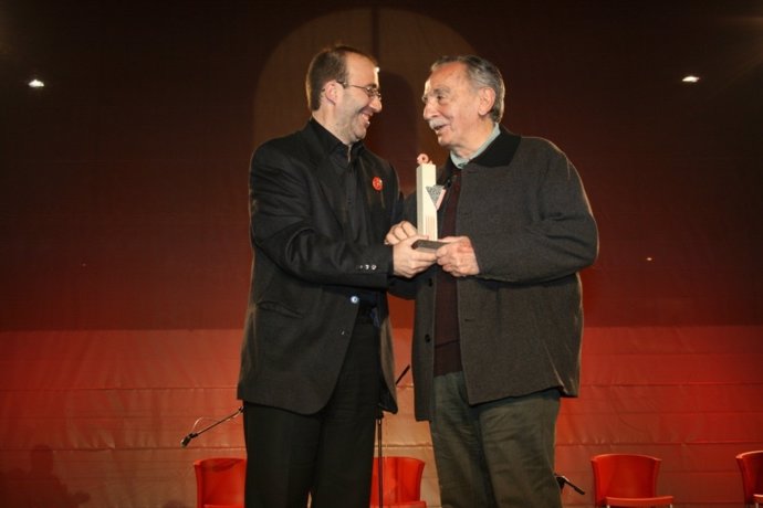 Alfaro (derecha) en al entrega de un premio de Escola Valenciana