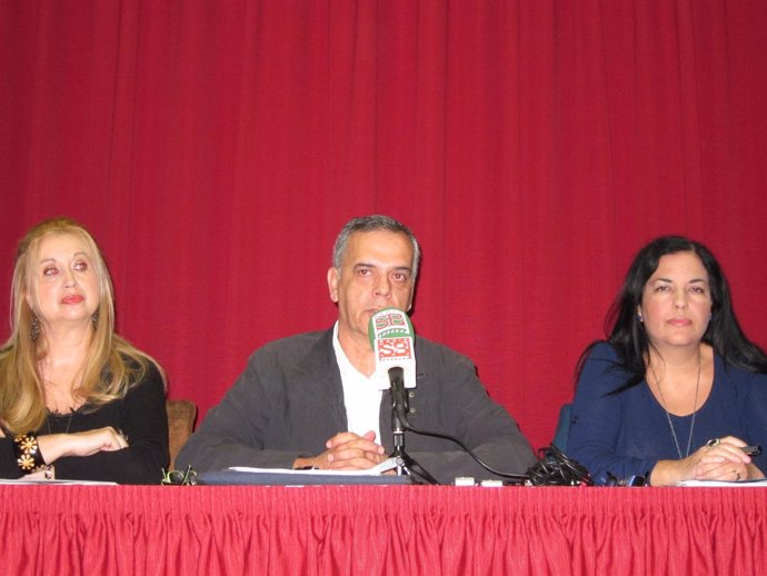 Martínez y Rodríguez (c), en rueda de prensa