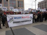 Economía.- Un centenar de trabajadores de Bankia se concentran en la sede de Madrid para protestar contra los despidos