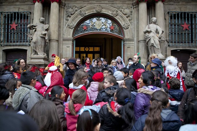 Escolares en una ronda de villancicos por las calles de Pamplona.