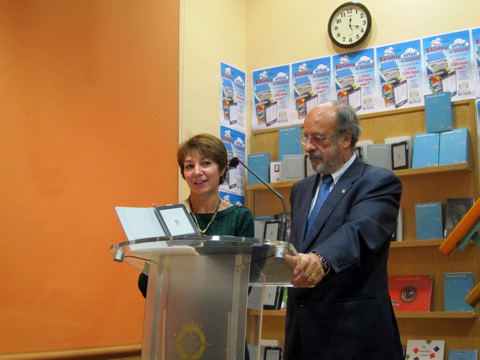 Fernández muestra ante León de la Riva el acceso a la nueva biblioteca virtual