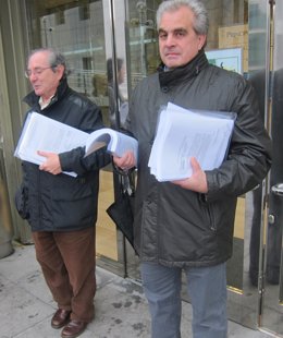 Por la izquierda, Martín y Matador, antes de entregar las firmas.