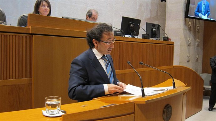 El consejero José Luis Saz en el pleno de las Cortes