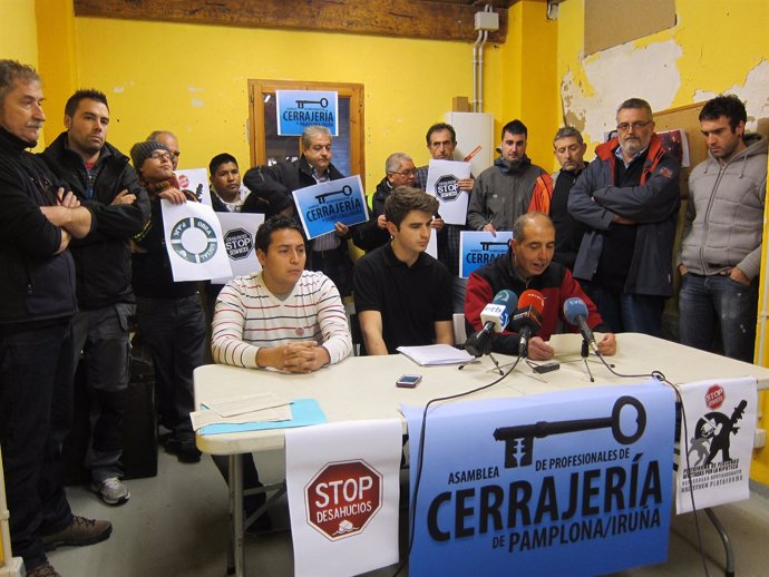 Cerrajeros de Pamplona junto a miembros de la plataforma.