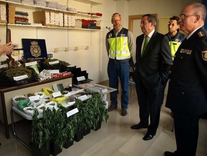 Alberto Martínez presencia objetos intervenidos por la Policía Nacional 