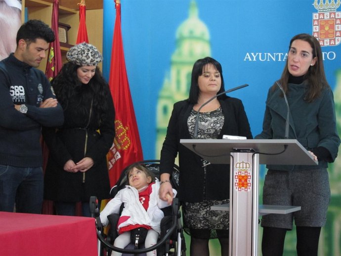 La pequeña Natalia, en silla de ruedas