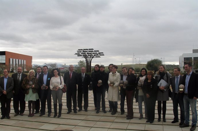 Premiados en Innovisibles'12 junto a Gálvez, Bernad y otras autoridades.