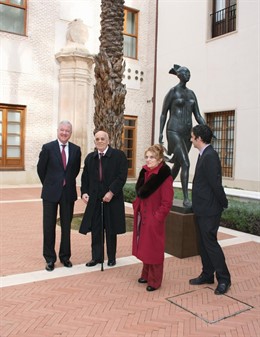 El escultor José Carrilero dona una obra al patrimonio de la Comunidad Autónoma 