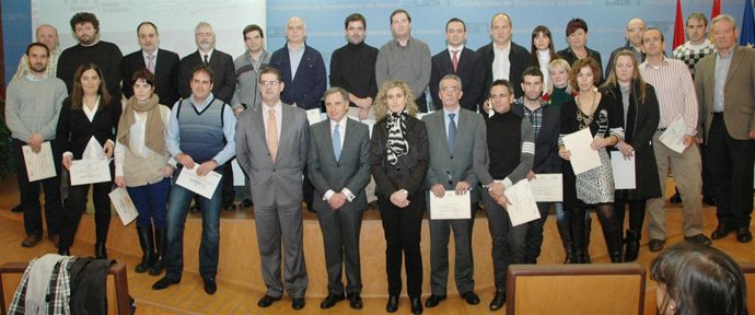 En el centro, Eciolaza, Sarría y Lorea, con los galardonados. 