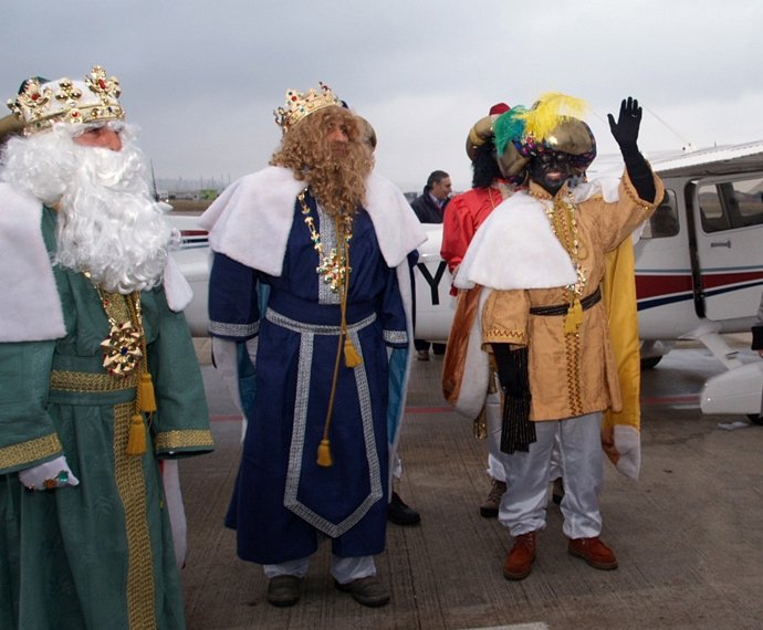 Los Reyes Magos en el aeropuerto de Parayas