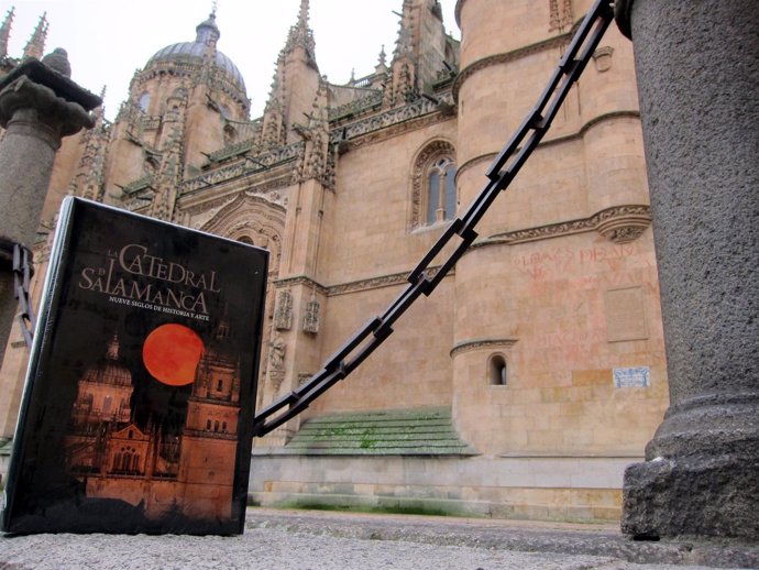 Nuevo libro de la Catedral de Salamanca delante del templo
