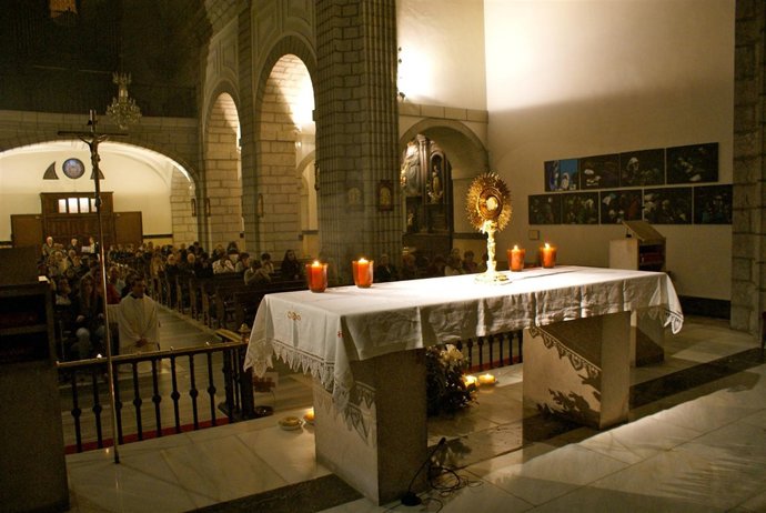 Iglesia La Anunciación, Iglesia, Misa