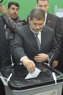 Mursi deposita su voto en la primera jornada del referéndum constitucional