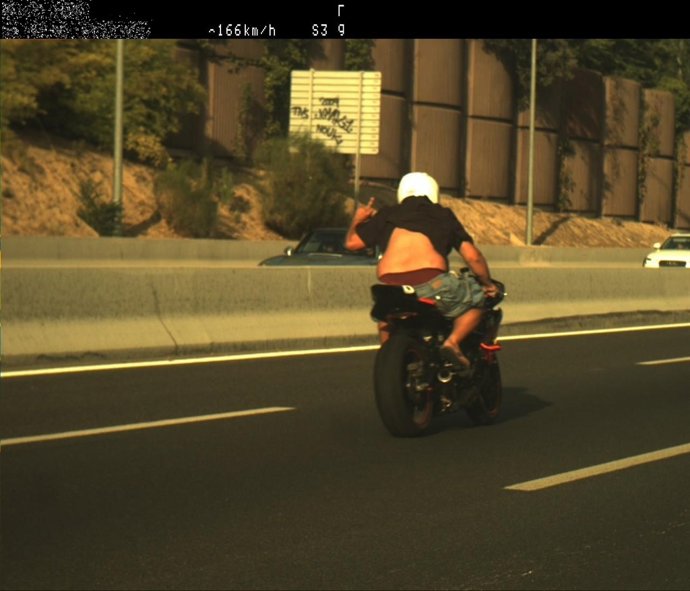 Motorista a la fuga sin placas de matrícula