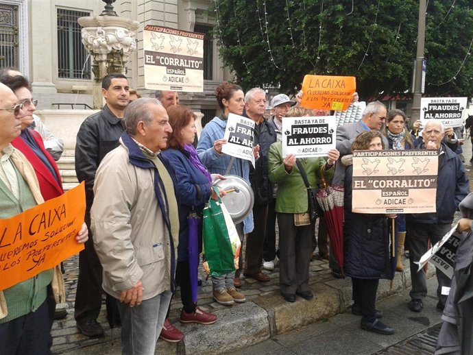 Protesta ante el Banco de España en Sevilla