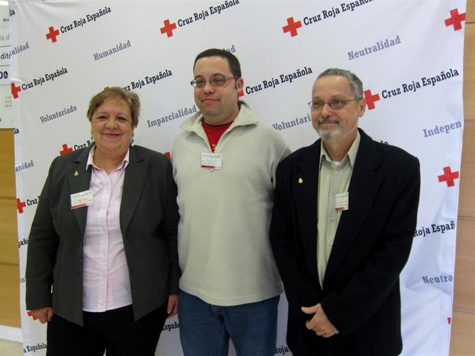 Elena Martín y Luciano Da Hora posan con uno de sus hijos biológicos