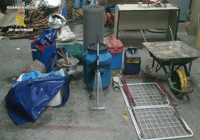 Objetos incautados por la Guardia Civil.