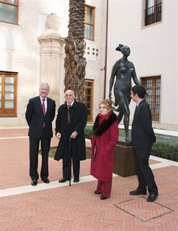 El escultor José Carrilero dona una obra al patrimonio artístico de la Comunidad