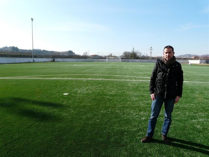 El concejal de Deportes en el nuevo campo de césped artificial en Calatayud